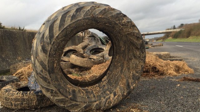 Nettoyage de l'A84 après le blocage des agriculteurs en colère