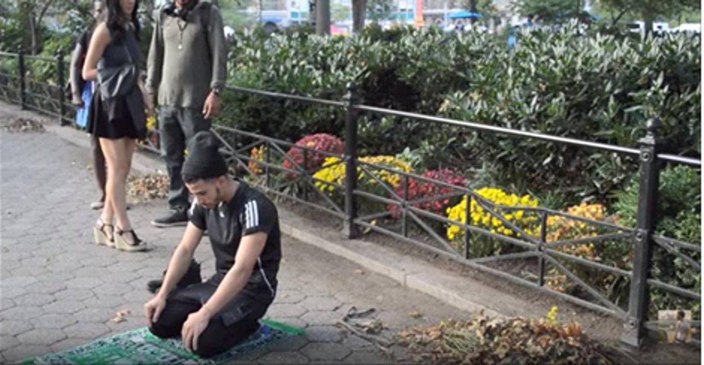 (مترجم) شاهدة ردة فعل الأمريكان عندما شاهدوا شاب مسلم يصلي في الأماكن العامة .. مؤثر