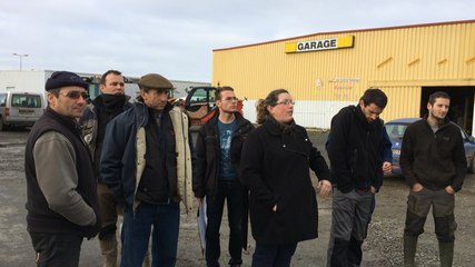 Les agriculteurs présents ce matin devant Luché tradition volailles