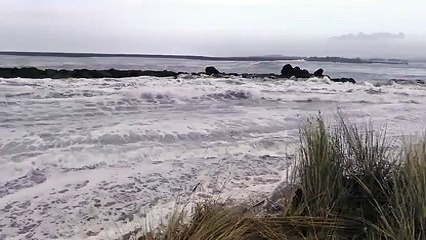 Vicious wave almost drown toursits filming the storm