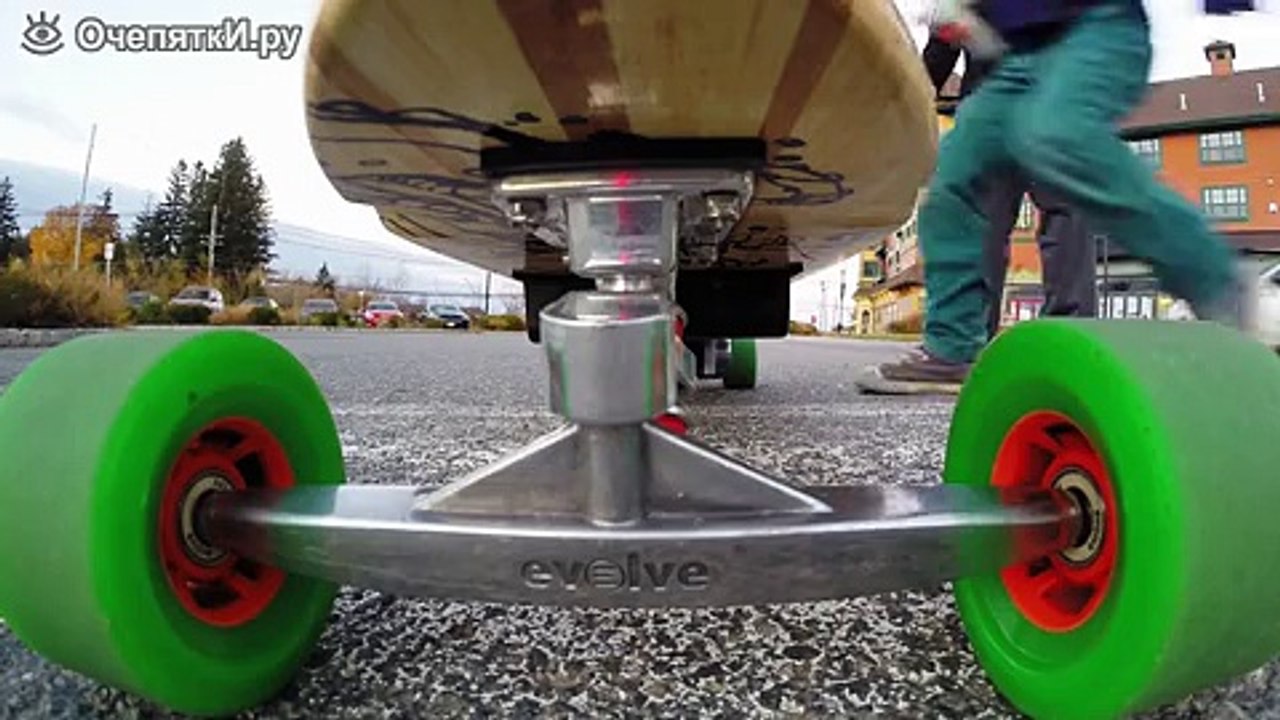 Ребёнок на электролонгборде