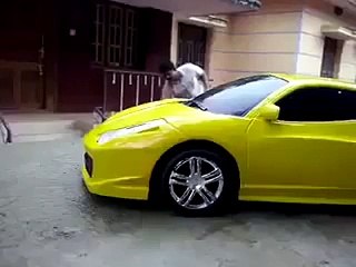 Ferrari marka arabasına gözü gibi bakan adam! Sonu çoook komik :D