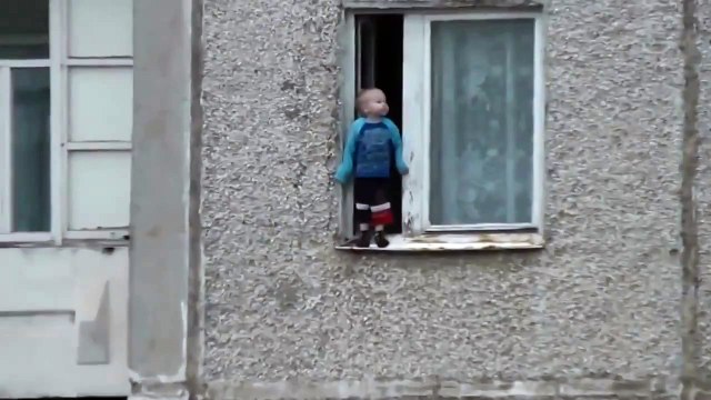 Обалдеть ребенок в открытом окне на 8-ом этаже