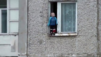Обалдеть ребенок в открытом окне на 8-ом этаже