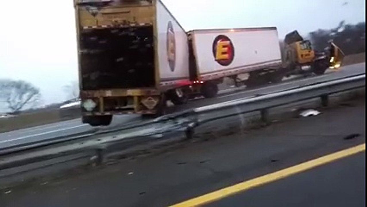 accident d'un camion filme en directe sur le autoroute