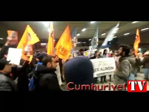 Ulaşım zammına ilk protesto metrobüs durağında