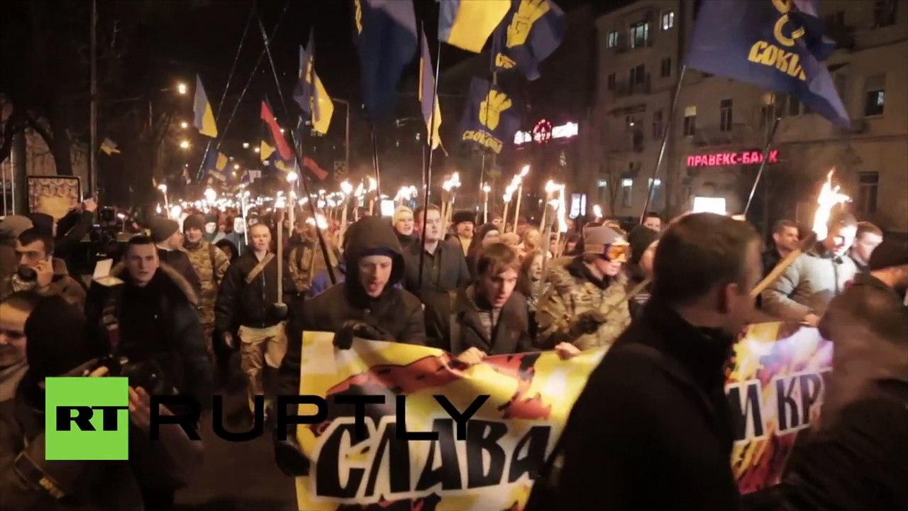 Ukraine : des nationalistes mettent le feu à des pneus lors d’une marche aux flambeaux à Kiev