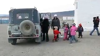 В машине УАЗ в Монголии перевозили одновременно 34 ребенка
