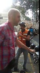 Un mototaxista sorprendió a transeúntes tocando el saxofón en Bellas Artes