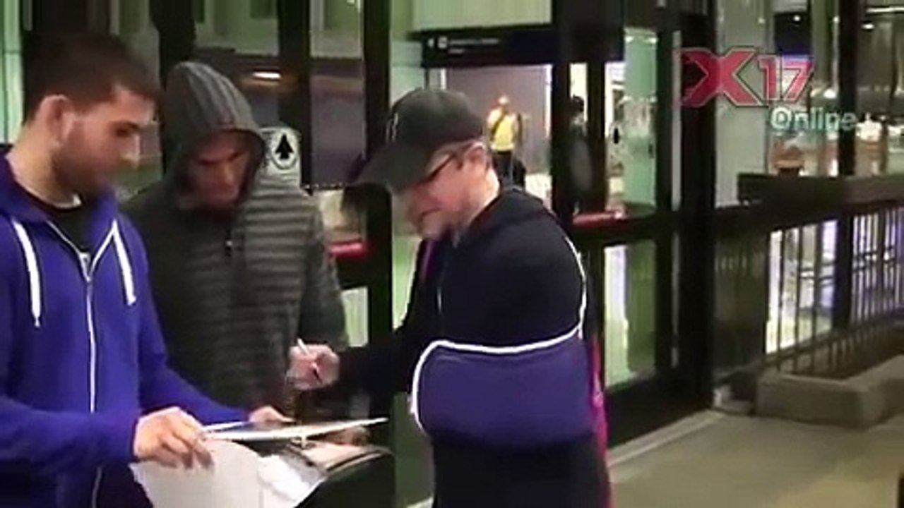 How a pro handles paparazzi and signing autographs