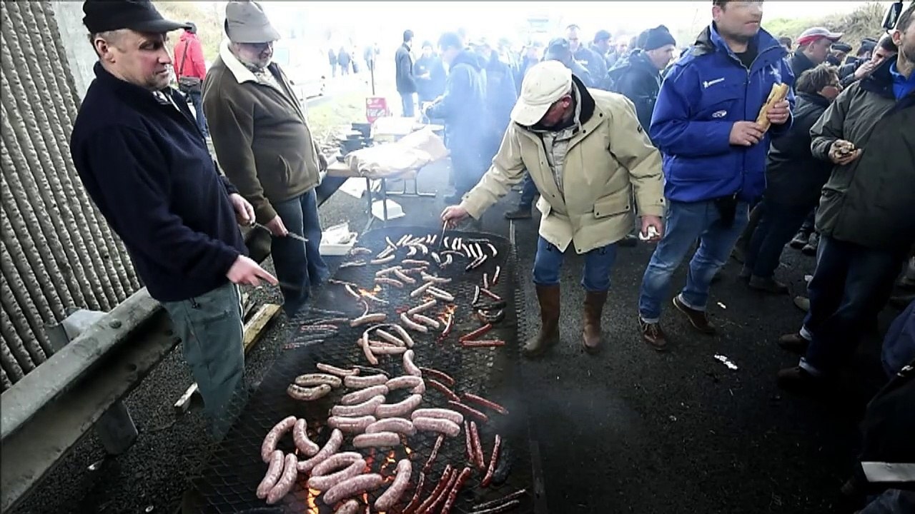 Colère des éleveurs: des barrages en Bretagne