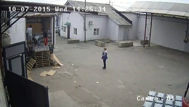 Как грузчики водку разгружали)) Смеялся до утра)))