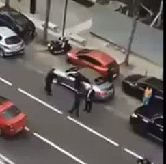 لحظة التقاط الملك محمد السادس لصورة تذكارية مع مواطنة من الدار البيضاء