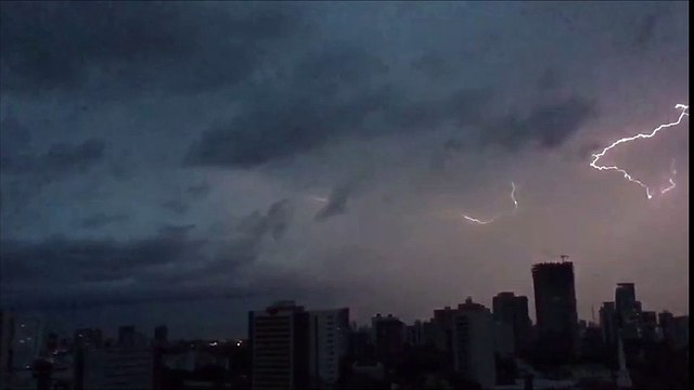 Moradores filmam raios em diferentes partes da Região Metropolitana do Recife