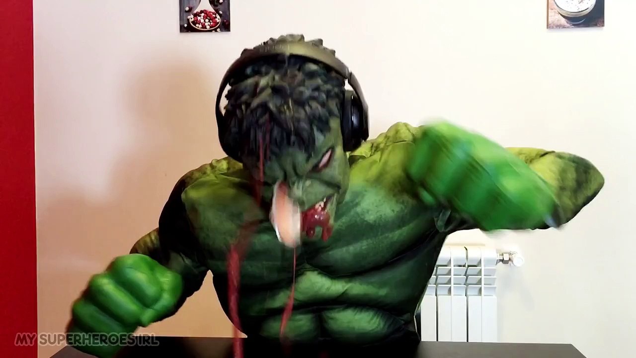 New HULK BATH TIME ft Venom - Superhero Movie Bathtime in REAL LIFE