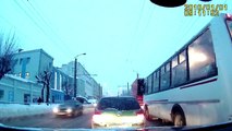 Spion _ Un russe se jette contre un bus en marche