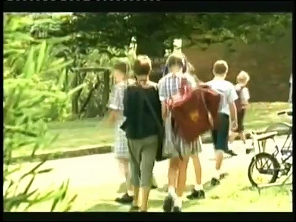 Snobs - S01E04 (2003) - Nine Network (Australia)