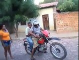Dois bêbados - Em uma moto
