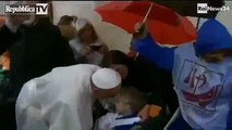 El Papa soprende otra vez - Recoge bolso de anciana en silla de ruedas