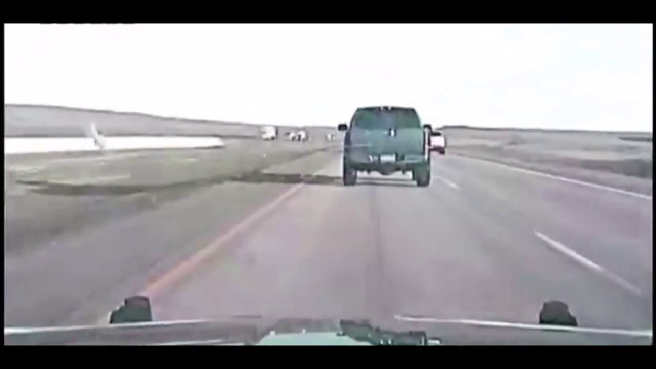 Éjecté de son véhicule pendant une course poursuite, ce fugitif continue sa fuite à pied !