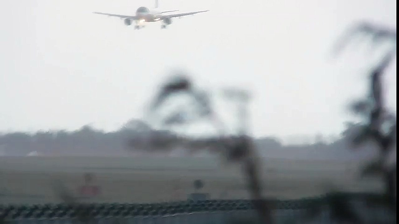 *Near Engine Strike* Aer Lingus A320 Crosswind landing Dublin  Crosswind Landing