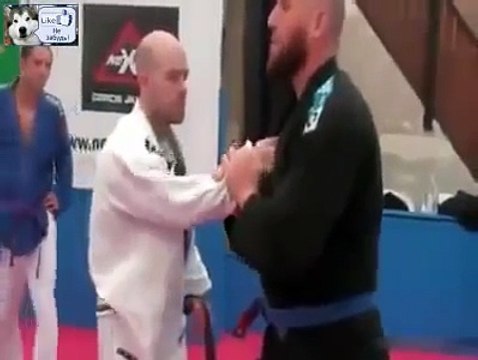 Тренер начинает нервничать, ученик крепкий попался.