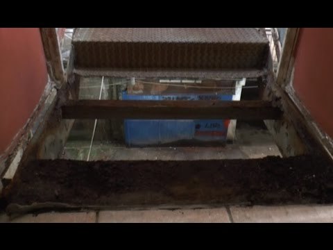 Napoli - Crolla ballatoio in Vela di Scampia: ferito poliziotto (29.01.16)