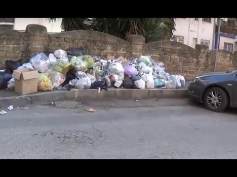 Aversa (CE) - Rifiuti, lo spettacolo di Via De Chirico (29.01.16)