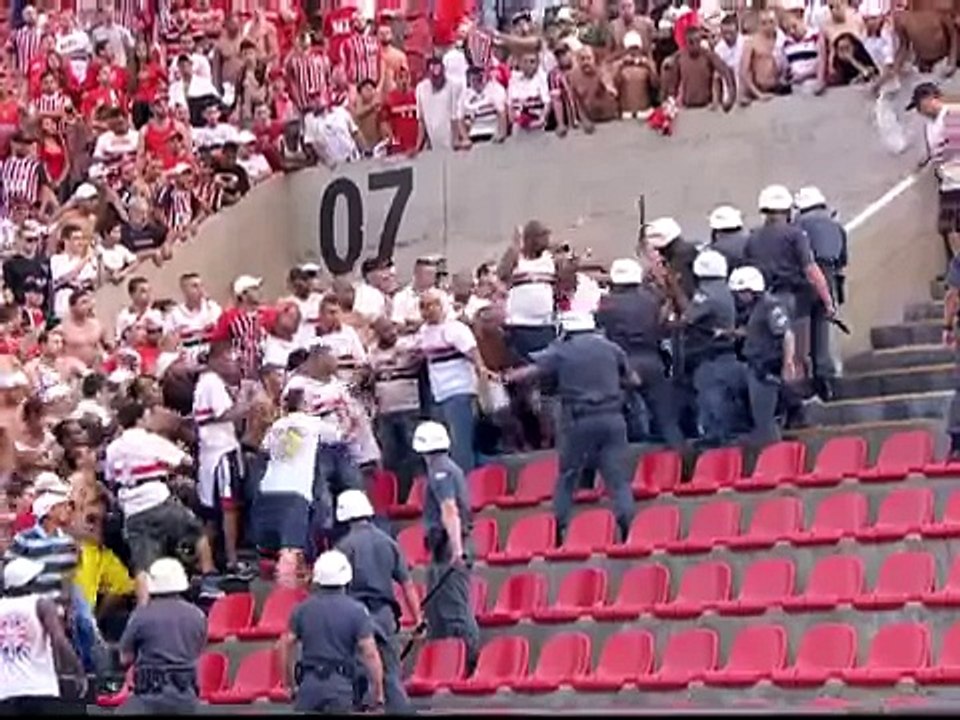Briga da torcida do São Paulo com Policia! São Paulo X Corinthians Brasileirão 2016