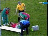 drôle de football accident avec civière