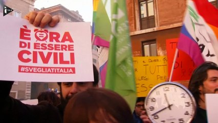 La loi sur l'union pour les couples du même sexe divise l'Italie