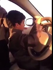 طفل سعودى يقود سيارة بيد واحدة ويحمل فى اليد الأخرى مسدس