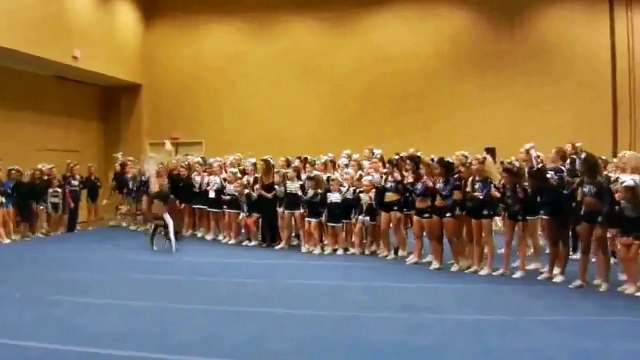 Юная чирлидерша пару раз нарушила законы физики в спортзале