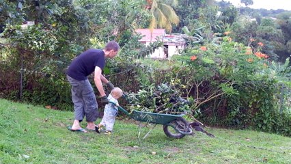 S. et papa poussent la brouette (fin janvier 2016)