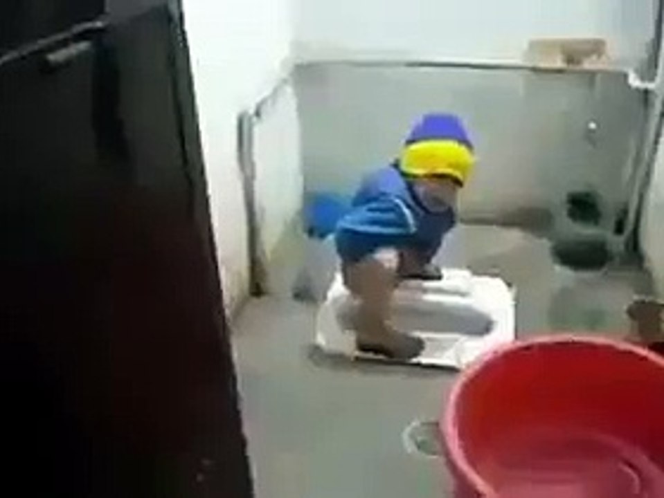 aaj kaal k bachy b bathroom main b gana gunguna raha hy