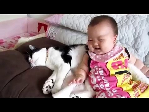 Маленький ребенок делает коту больно, а тот терпит