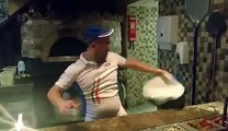 Un pizzaïolo réalise de folles acrobaties avec une pizza