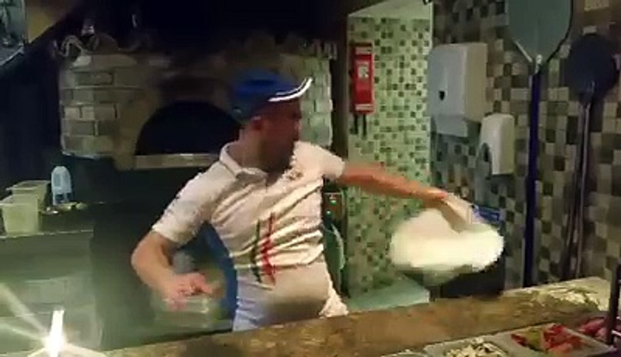 Un pizzaïolo réalise de folles acrobaties avec une pizza