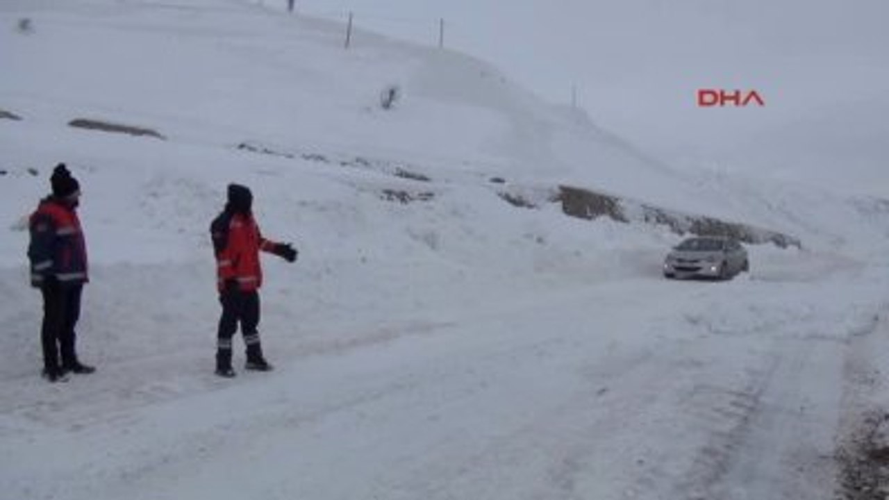 Bingöl Kar Nedeniyle Mahsur Kalan Hastaların İmdadına Paletli Ambulanslar Yetişti