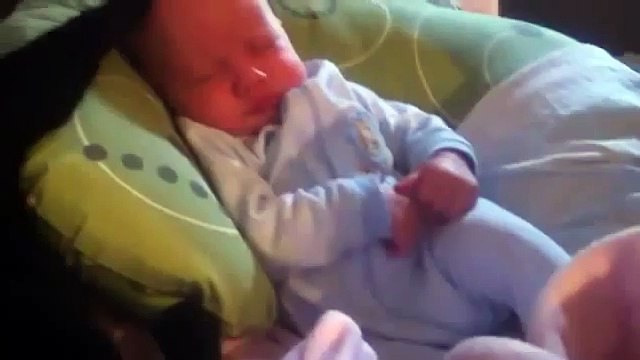 Ребенок расплакался, а кот его успокоил ПРИКОЛ