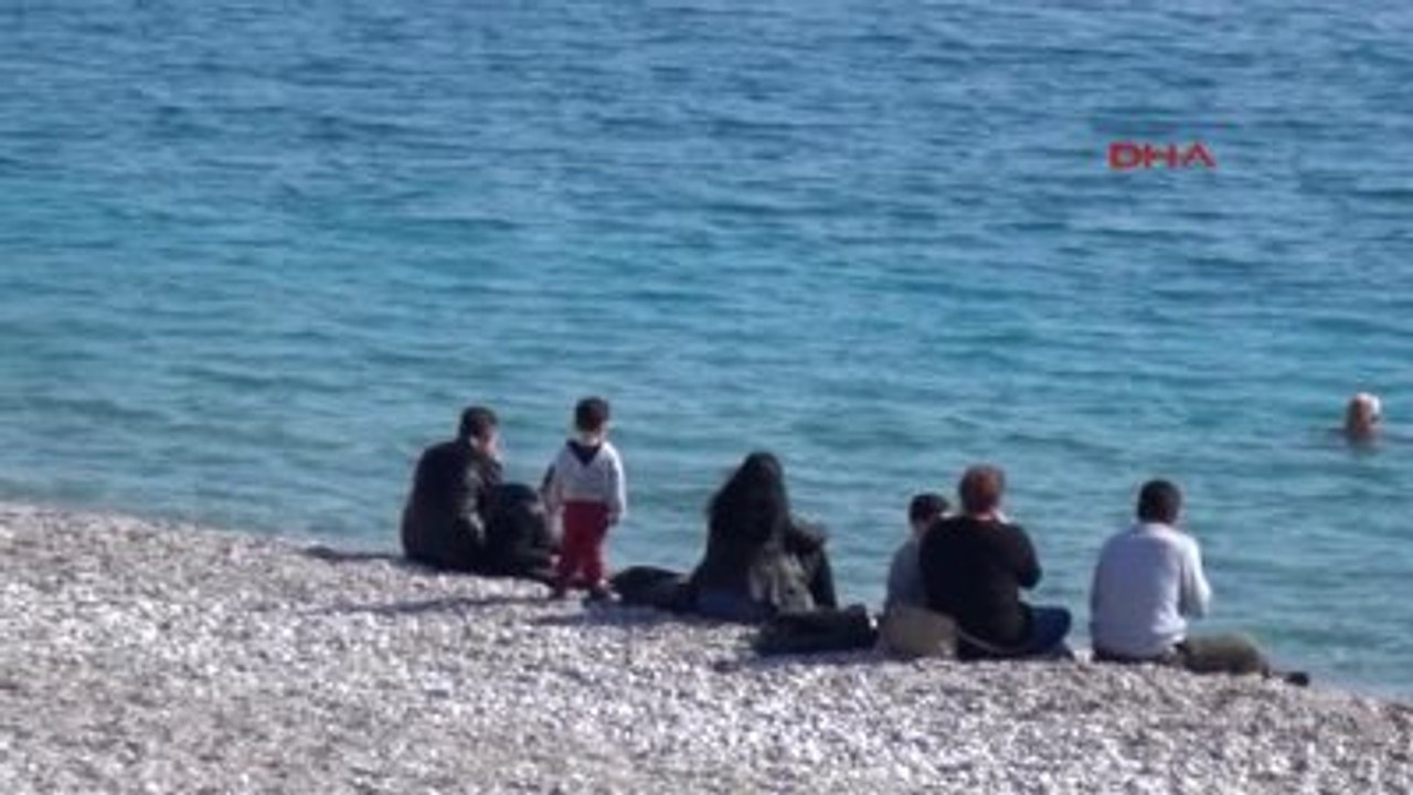 Antalya'da Güneşe Gören Sahile Koştu