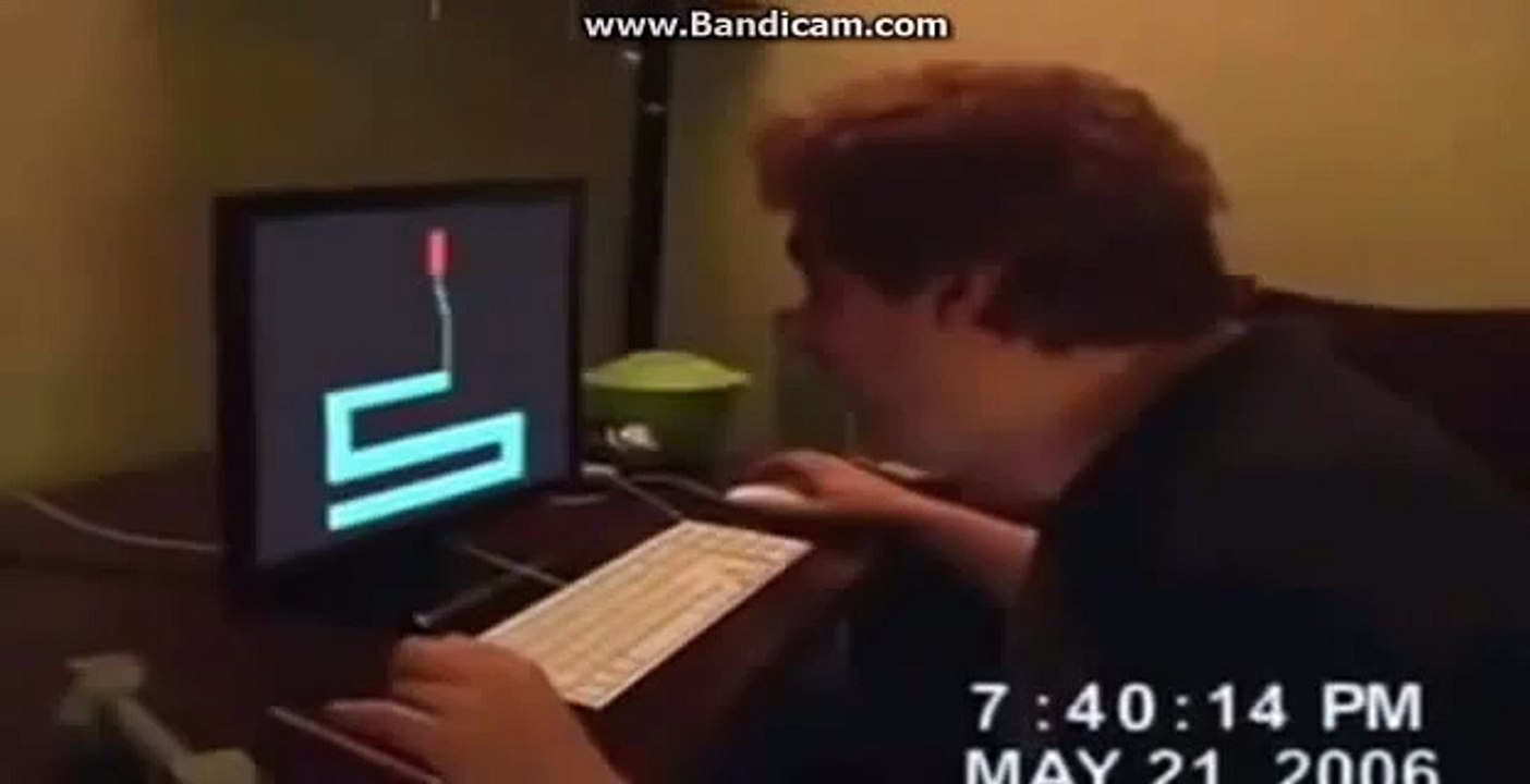 man punches computer because of scary maze game - video Dailymotion