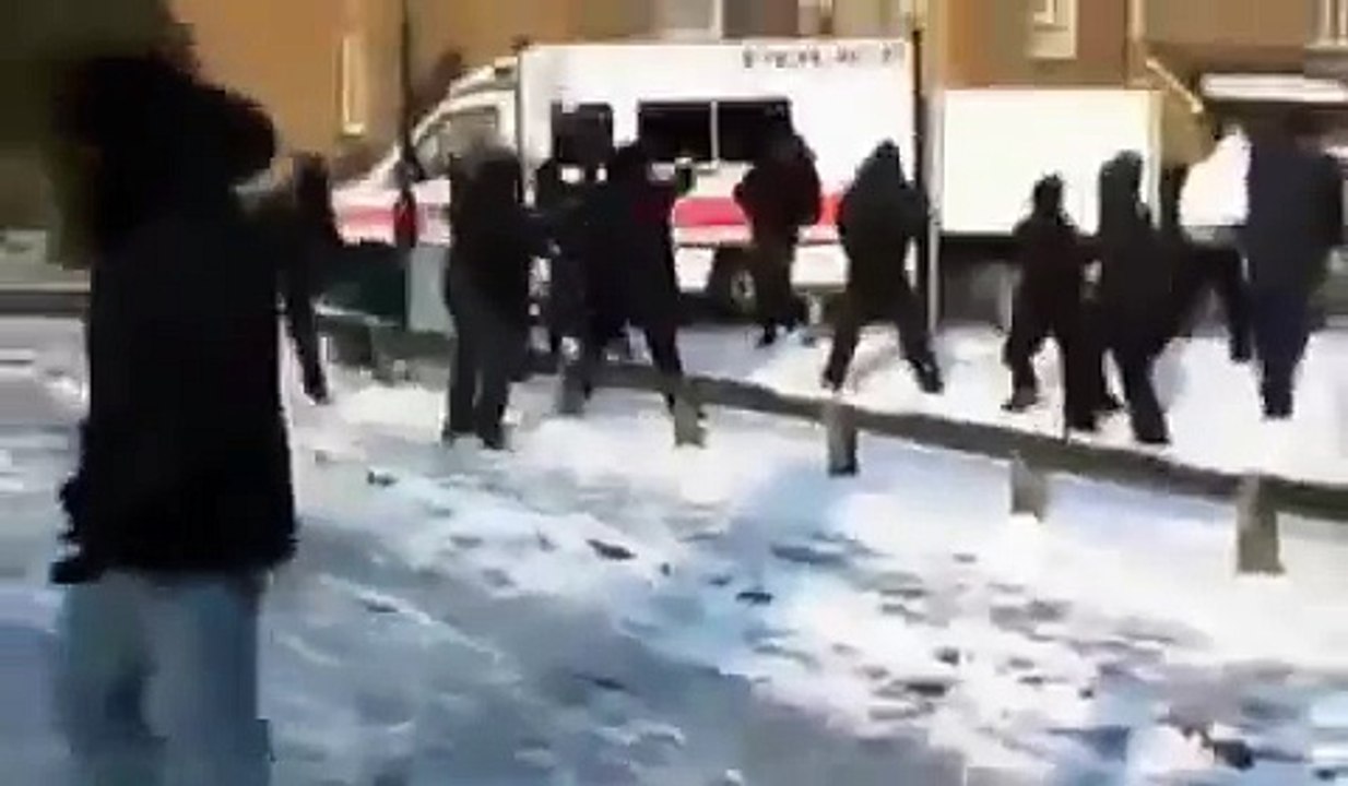 SNOWFIGHT POLICE VS GANG South London