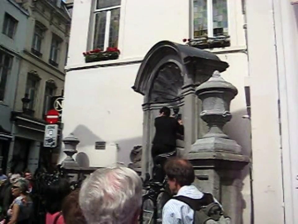 БЕЛЬГИЯ, БРЮССЕЛЬ, как переодевают писающего мальчика