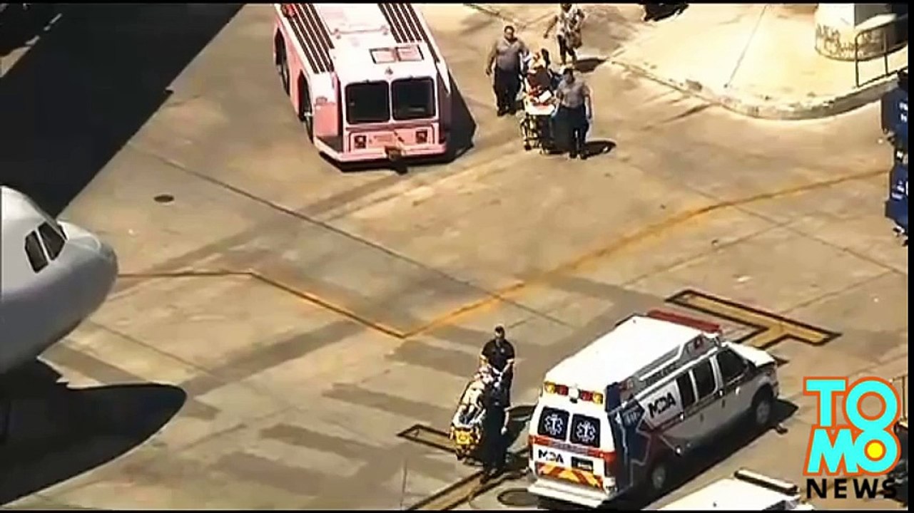 Plane accident: American Airlines flight ceiling cracks when turbulence sends man flying - TomoNews Big Planes
