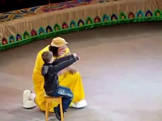 Самый внимательный мальчик в цирке.)))