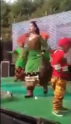 verry good ,sexy and amazing dance on mitran nu shok golian chlan da