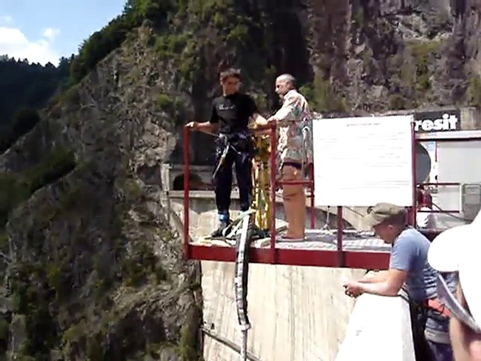 Банджи джампинг с высоченной плотины