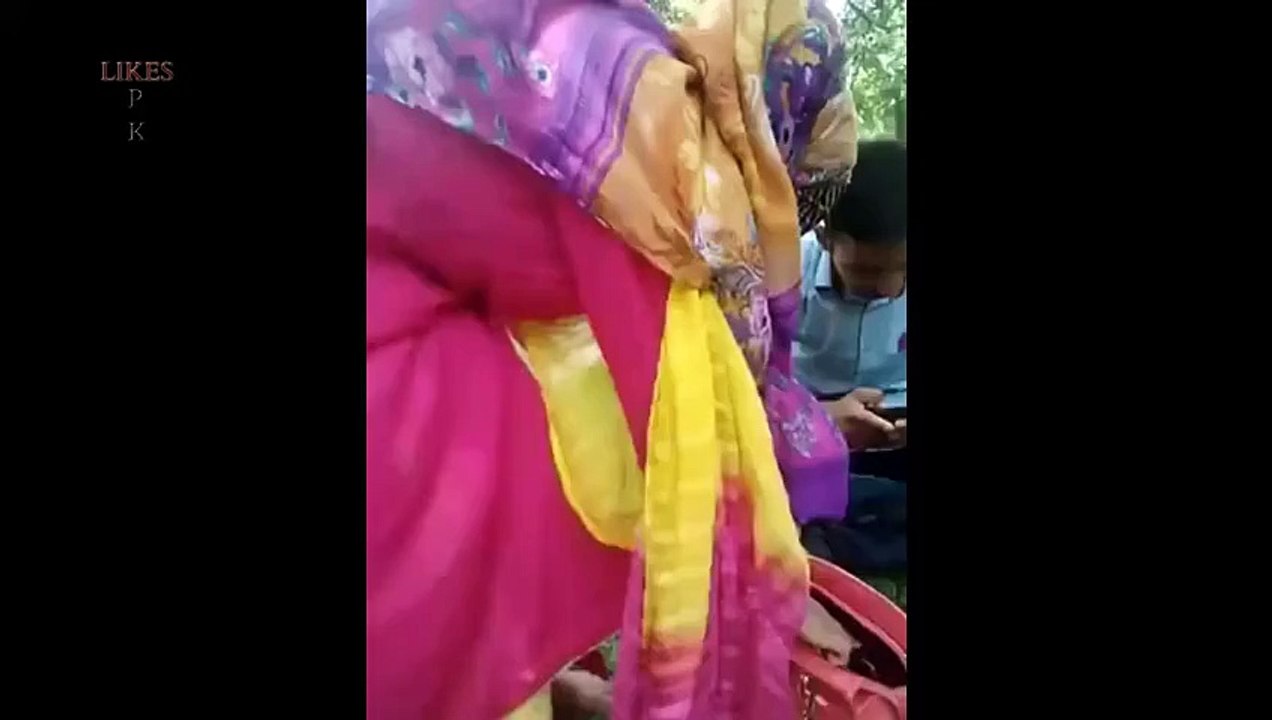 لڑکوں نے مل کر لڑکی کو سرعام سزا دی - Video