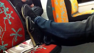 Les pieds sur la banquette dans le RER A